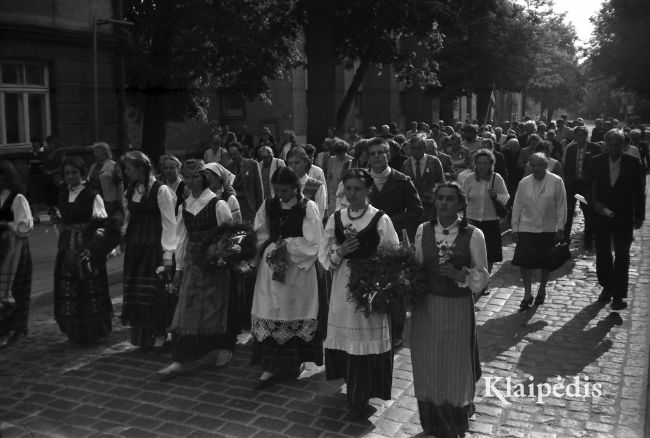 pavadinimas: Susiėjimo dalyvių eisena prie paminklo Donelaičiui, raktai:  