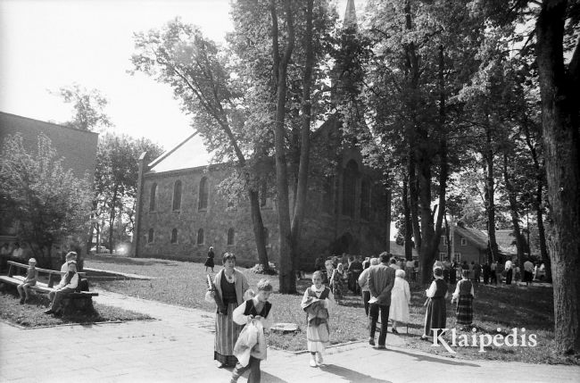 pavadinimas: Prie Dovilų bažnyčios, raktai:  Dovilų bažnyčia